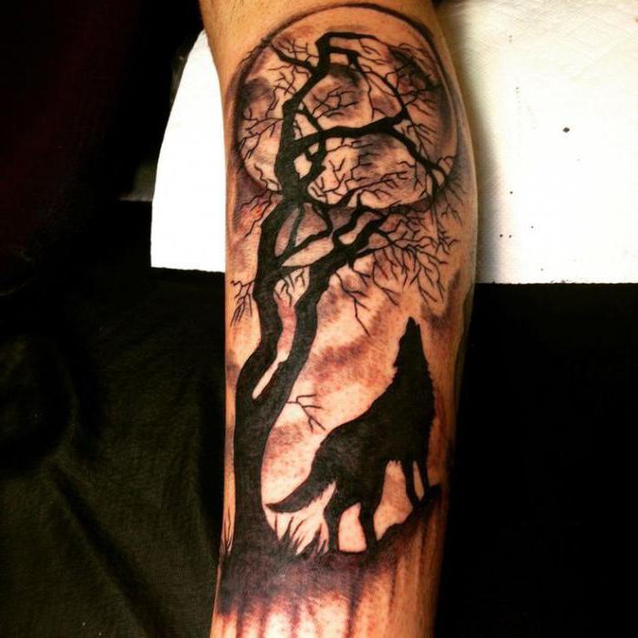 tatouage de loup sur la lune sur l'épaule