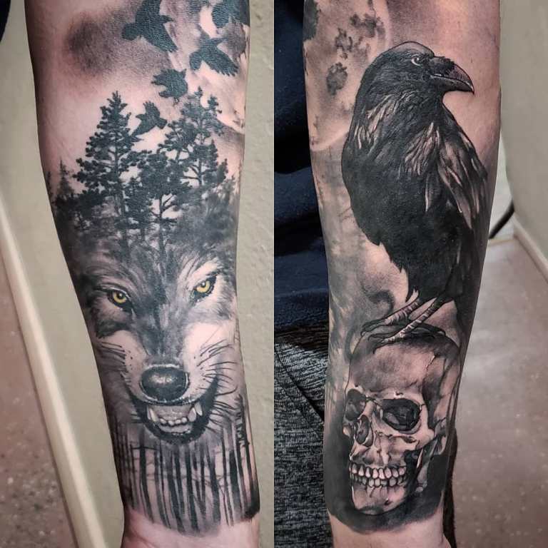 Tatouage d'un corbeau sur l'avant-bras