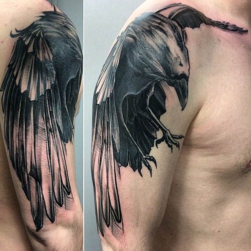 Tatouage d'un corbeau sur l'épaule, le bras, la poitrine, le cou. Signification pour les hommes, les filles