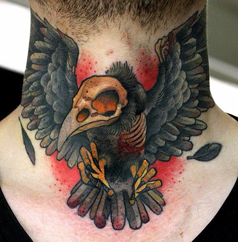 Tatouage d'un corbeau sur l'épaule, le bras, la poitrine et le cou. Signification pour les hommes, les filles