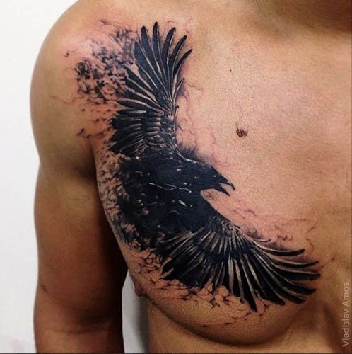 Tatouage d'un corbeau sur l'épaule, le bras, la poitrine et le cou. Signification pour les hommes, les filles