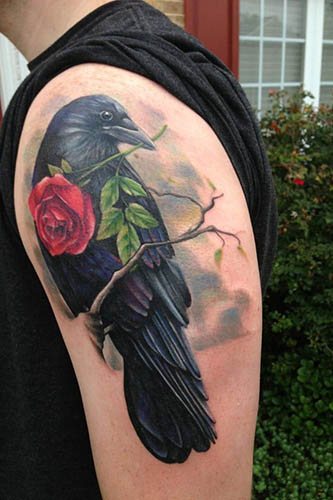 Tatouage d'un corbeau sur l'épaule, le bras, la poitrine et le cou. Signification pour les hommes, les filles