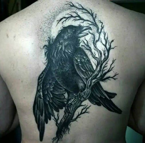 Tatouage d'un corbeau sur l'épaule, le bras, la poitrine et le cou. Signification pour les hommes, les filles