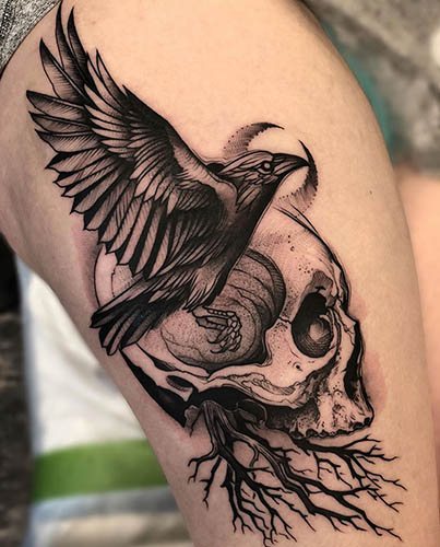 Tatouage d'un corbeau sur l'épaule, le bras, la poitrine et le cou. Signification pour les hommes, les filles