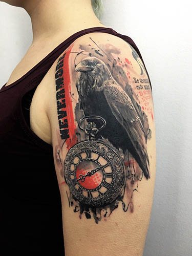 Tatouage d'un corbeau sur l'épaule, le bras, la poitrine et le cou. Signification pour les hommes, les filles