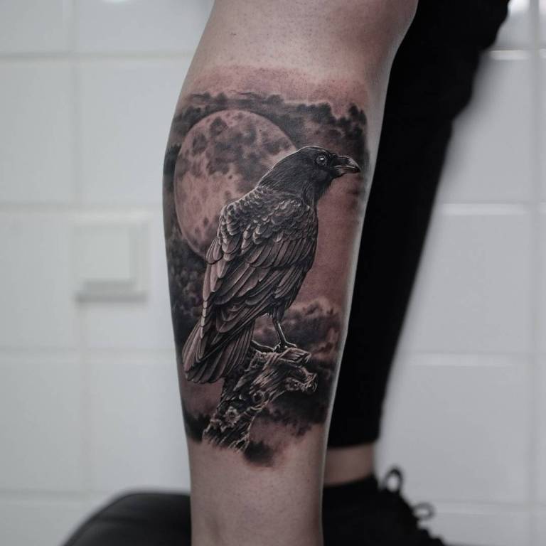 Tatouage d'un corbeau sur une branche