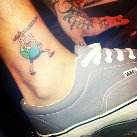 Tatouage Adventure Time sur la cheville