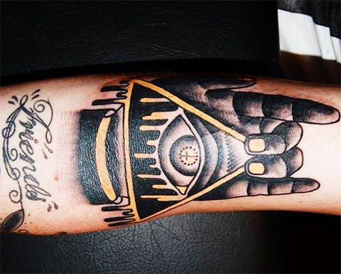 Tatouage de l'œil universel dans un triangle - photo