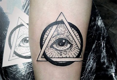 Tatouage de l'œil qui voit tout dans un triangle