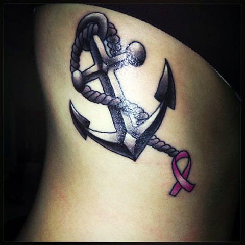 Tatouage d'une ancre sur le côté