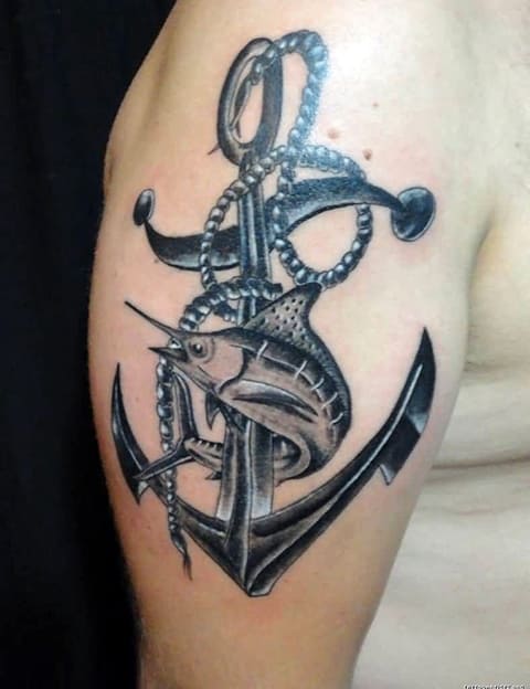 Tatouage d'une ancre sur l'épaule d'un homme