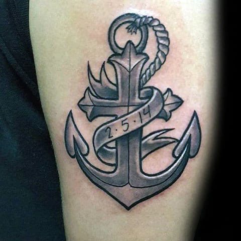 Tatouage d'une ancre sur l'épaule