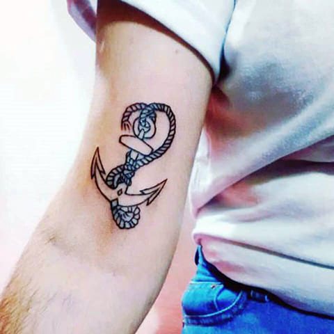 Tatouage d'une ancre sur la main