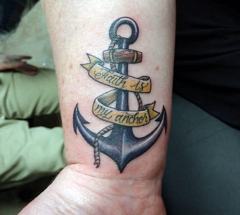 Tatouage d'une ancre sur le poignet