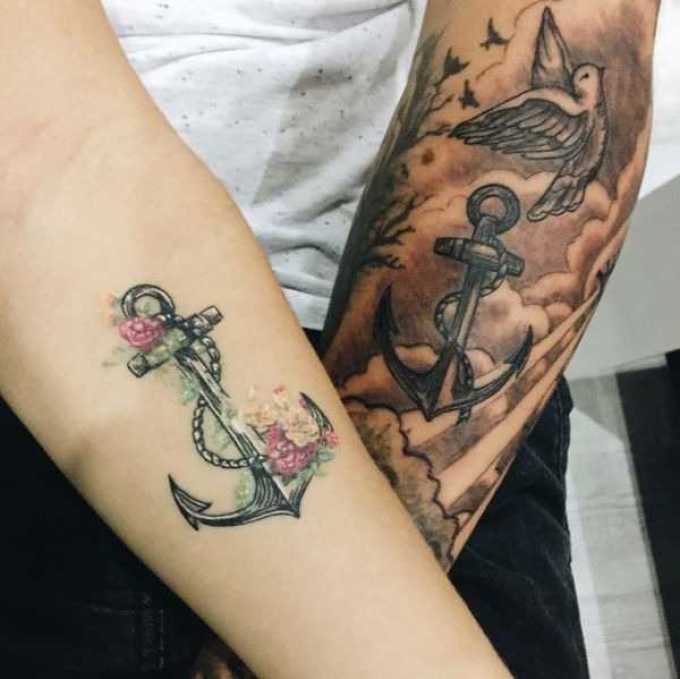 Le tatouage d'une ancre s'adapte parfaitement à l'avant-bras.