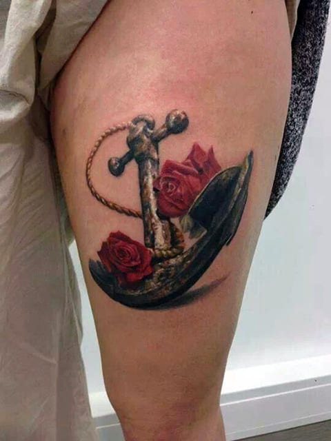 Tatouage d'une ancre avec une rose sur sa cuisse