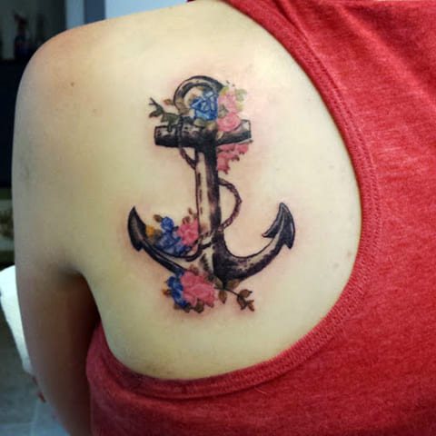 Tatouage d'une ancre sur le bras d'une fille