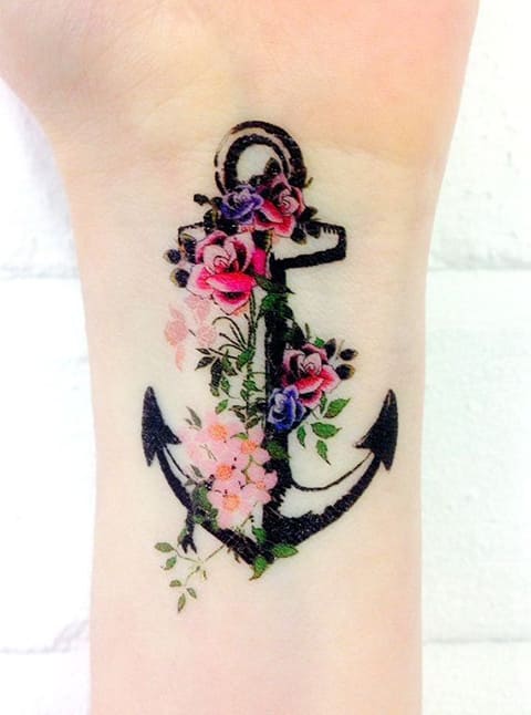Tatouage de fleurs d'ancre sur le poignet d'une fille - photo