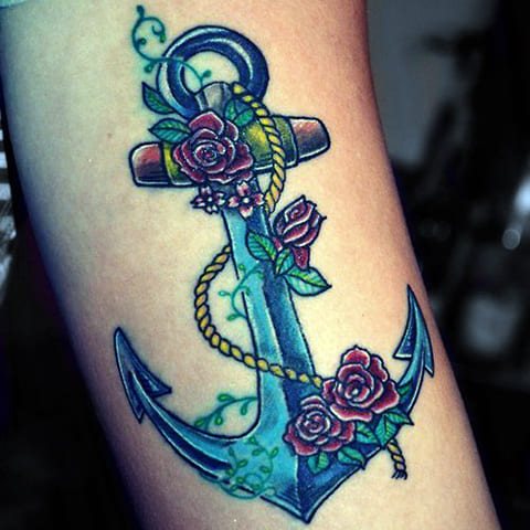 Tatouage d'une ancre avec des fleurs