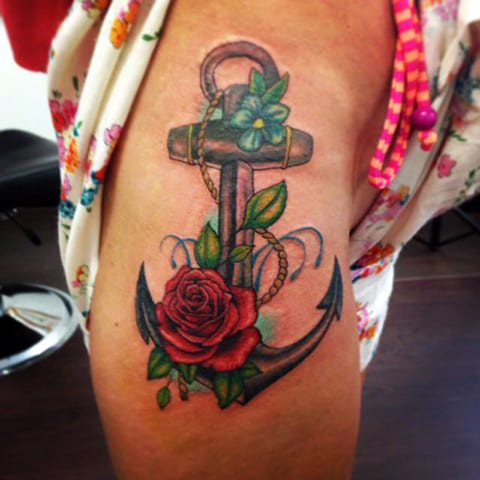 Tatouage de l'ancre et de la rose pour les filles
