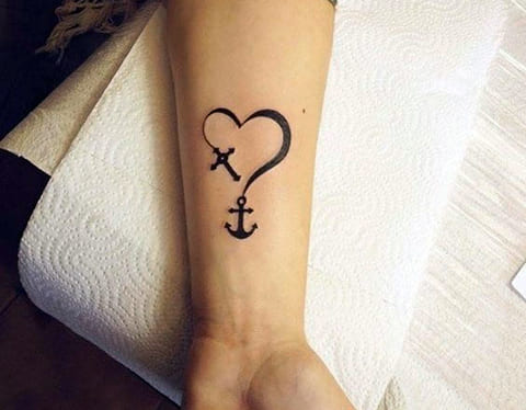 Tatouage d'un cœur d'ancre