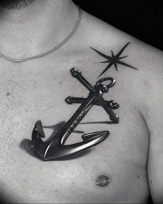 Tatouage d'une ancre sur la poitrine