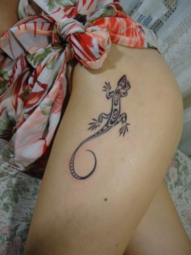 Tatouer un lézard sur votre cuisse symbolisera la grâce et la tendresse.