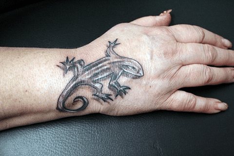 Tatouage d'un lézard sur la main