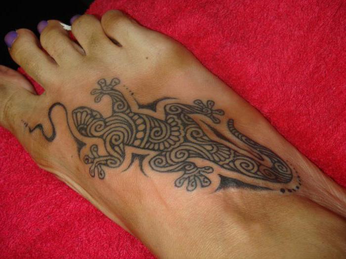Lézard tatoué sur pied
