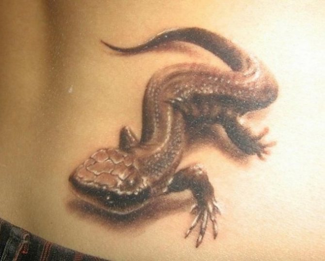 Le tatouage de lézard dans le bas du dos aidera à développer l'astuce, les compétences professionnelles et l'intelligence.