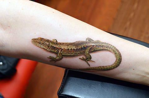 Tatouage d'un lézard sur la main