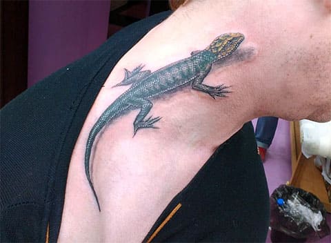 Tatouage d'un lézard sur le cou