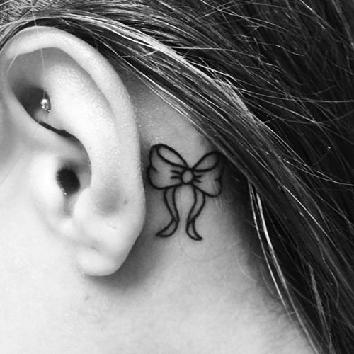 Tatouage derrière l'oreille pour les filles. Photos, croquis, sens