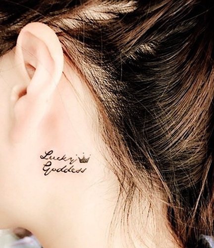 Tatouage derrière l'oreille pour les filles. Photo, croquis, sens