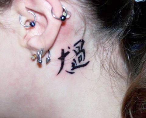 Tatouage derrière l'oreille pour les filles. Photo, croquis, sens