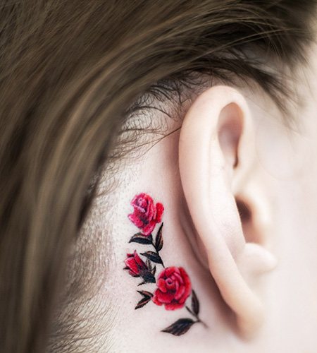 Tatouage derrière l'oreille pour les filles. Photos, croquis, sens