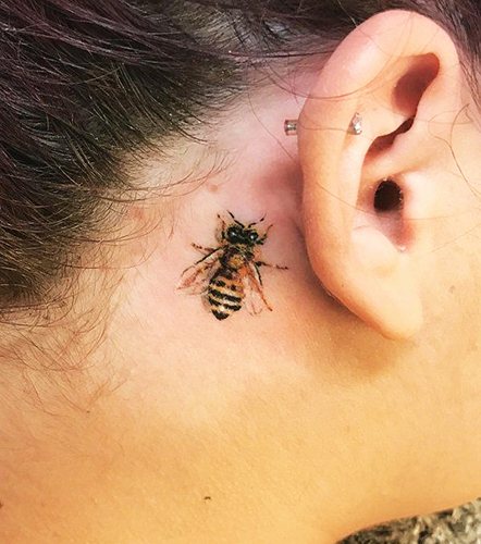 Tatouage derrière l'oreille pour les filles. Photo, croquis, sens