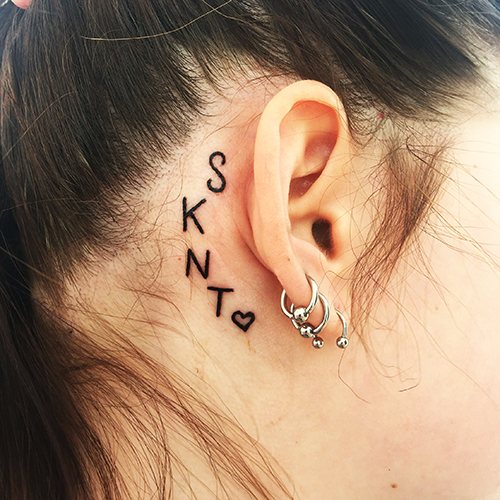 Tatouage derrière l'oreille pour les filles. Photo, croquis, sens
