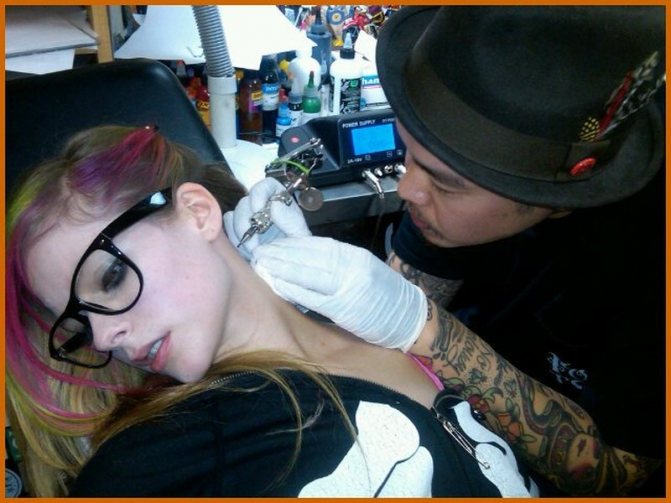 Tatouage derrière l'oreille d'une fille