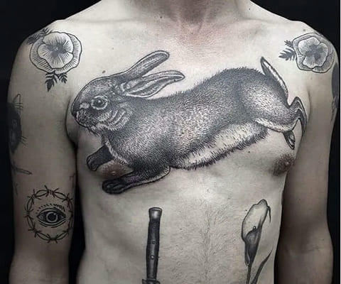 Tatouage d'un lièvre sur la poitrine