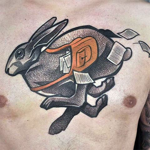 Tatouage d'un lièvre sur la poitrine