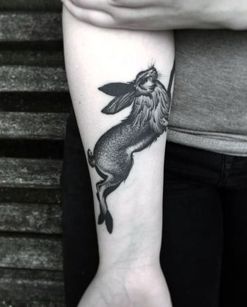 Tatouer un lièvre sur les mains