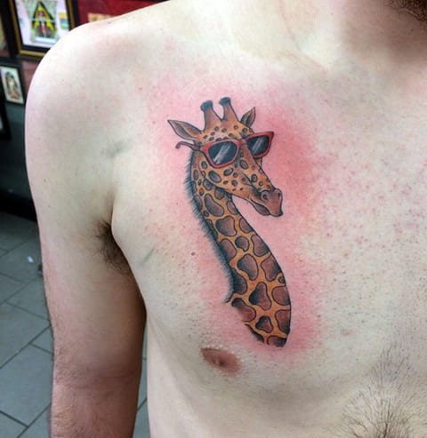 Tatouage d'une girafe sur la poitrine d'un homme