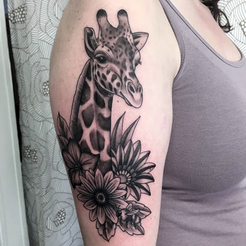 Tatouage d'une girafe sur l'épaule d'une fille