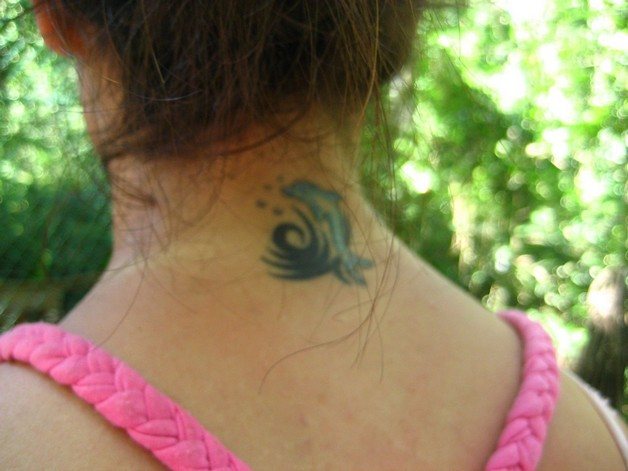 Tatouage d'un animal à l'arrière de votre cou