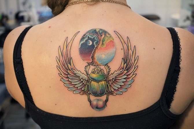 Tatouage scarabée sur le dos