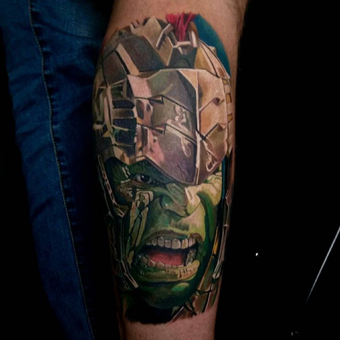 Tatouage de Hulk sur la jambe