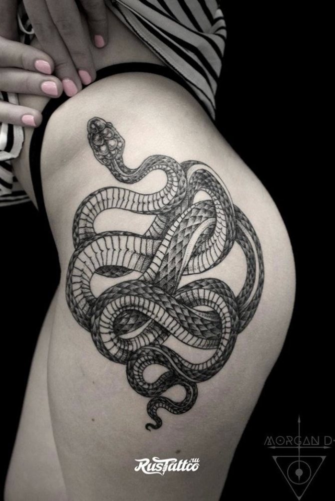 tatouage de serpent sur la hanche