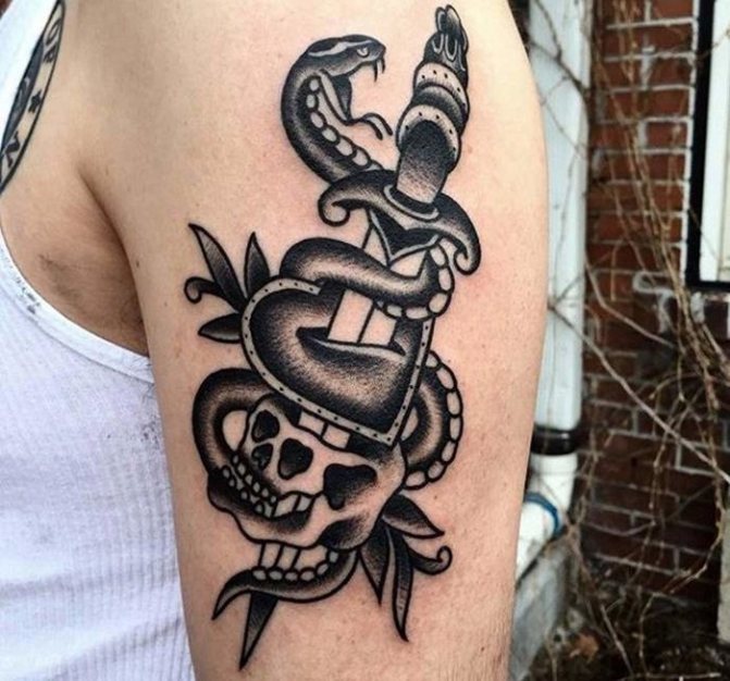 tatouage de serpent avec une dague sur son épaule