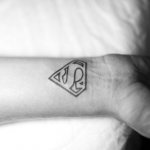 signe de tatouage de super-héros